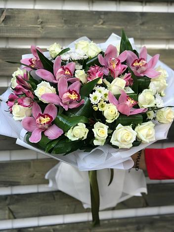Букет цветов из: Розы и Хризантемы в Черноисточинске