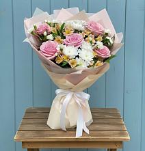 Букет цветов из:  Гвоздики, Орхидеи и Розы в Черноисточинске