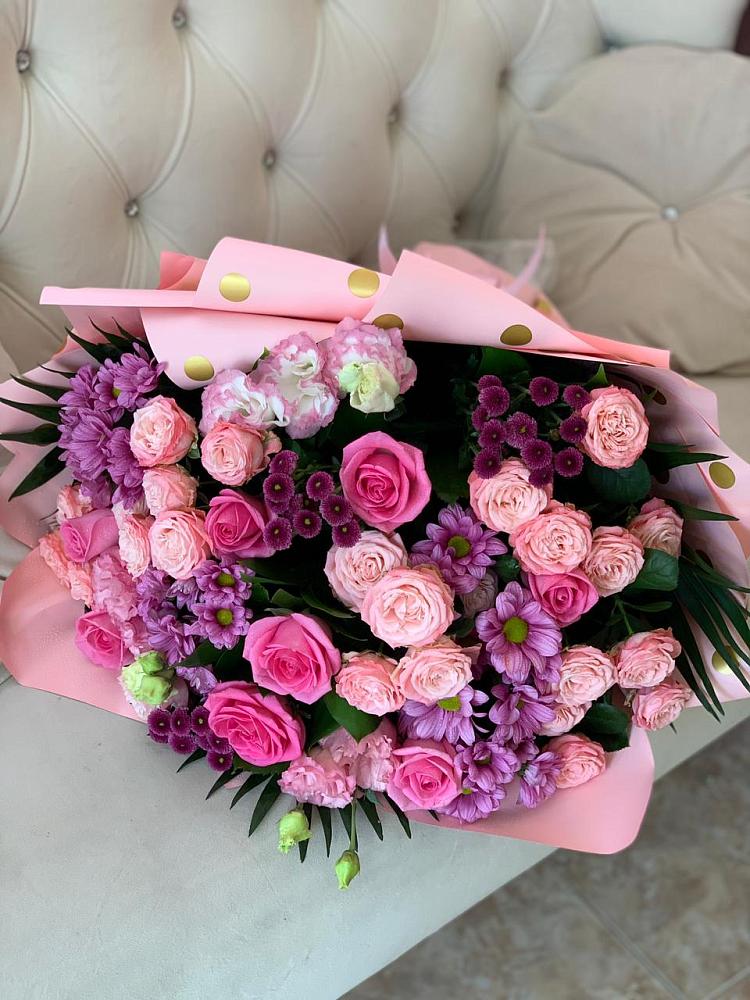 Букет цветов из: Хризантемы, Розы и Лизиантусы в Черноисточинске