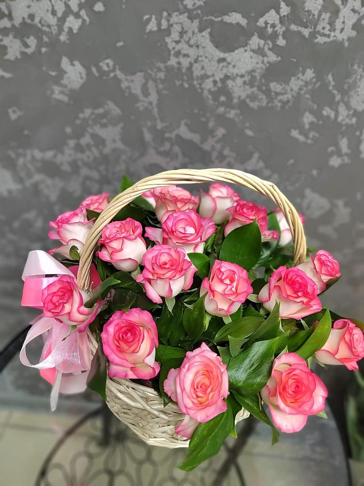 Цветочная композиция из Розы в корзине в Черноисточинске
