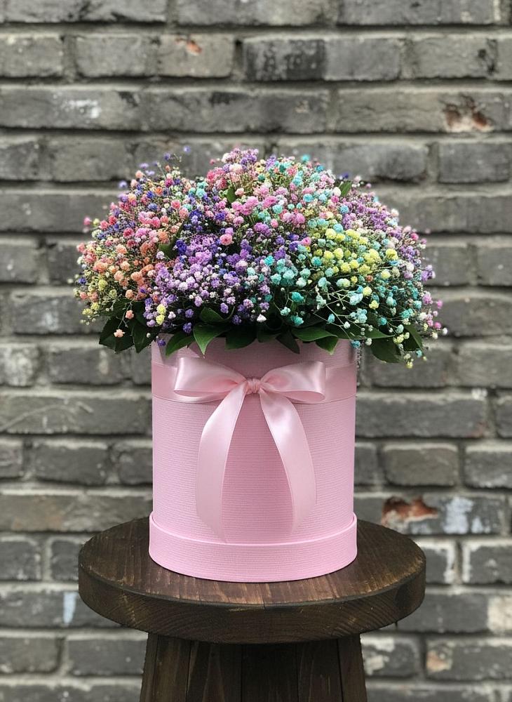 Цветочная композиция из Гипсофила и Розы в шляпной коробке в Черноисточинске