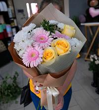 Букет цветов из:  Герберы, Розы и Хризантемы в Черноисточинске