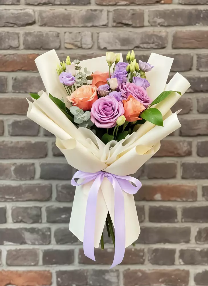 Букет цветов из: Лизиантусы и Розы в Черноисточинске