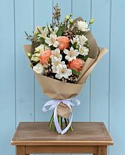 Букет цветов из:  Альстромерии, Лизиантусы, Розы и Хризантемы в Черноисточинске