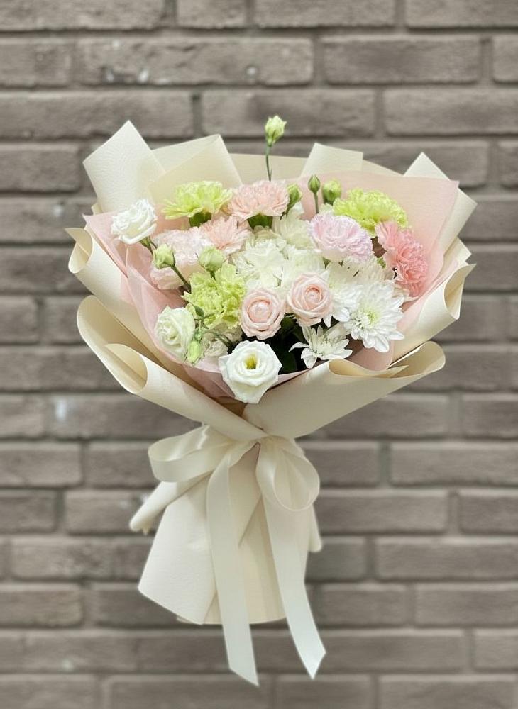 Букет цветов из: Гвоздики, Розы, Лизиантусы и Хризантемы в Черноисточинске