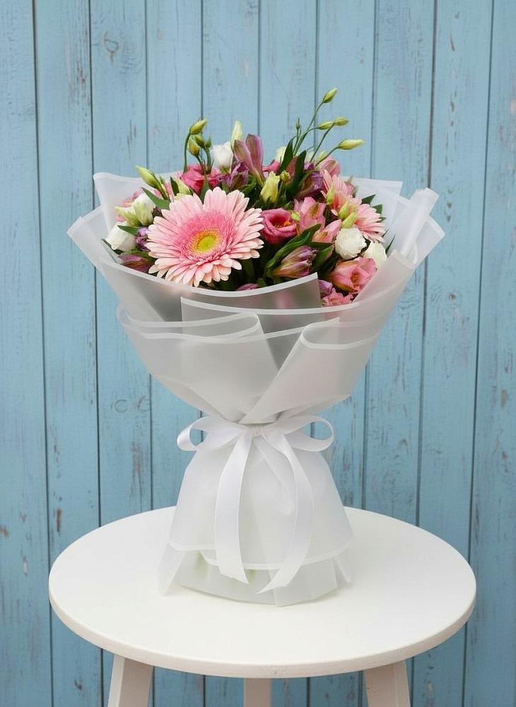 Букет цветов из: Герберы, Альстромерии и Лизиантусы в Черноисточинске