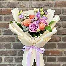 Букет цветов из:  Лизиантусы и Розы в Черноисточинске