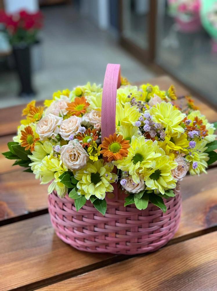 Цветочная композиция из Хризантемы и Розы в корзине в Черноисточинске