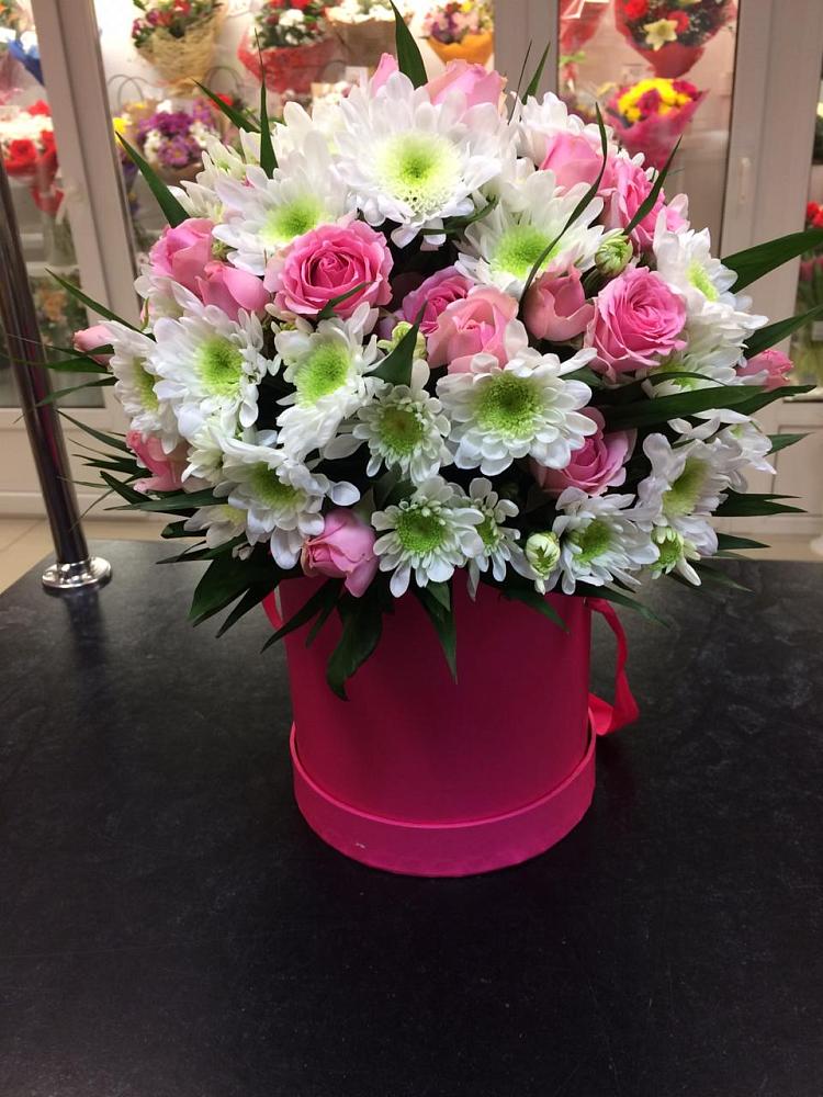 Цветочная композиция из Розы и Хризантемы в шляпной коробке в Черноисточинске