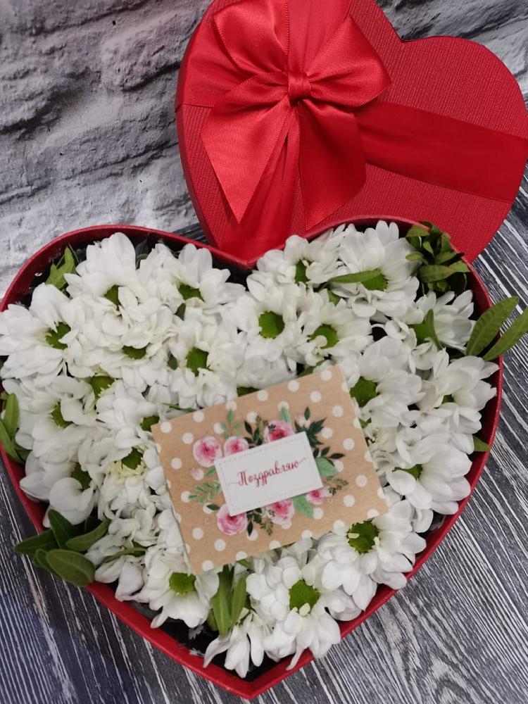 Цветочная композиция из Хризантемы в виде сердца в Черноисточинске