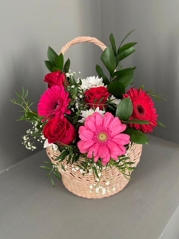 Цветочная композиция из Розы, Хризантемы и Герберы в корзине в Черноисточинске