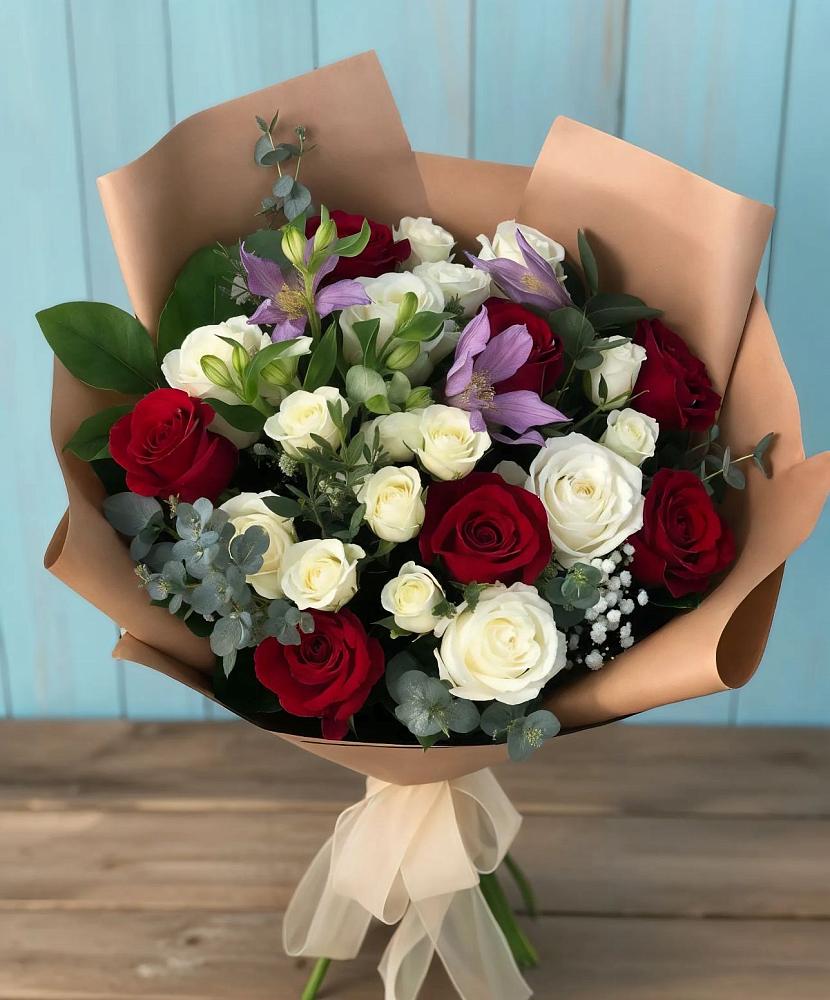 Букет цветов из: Розы и Альстромерии в Черноисточинске