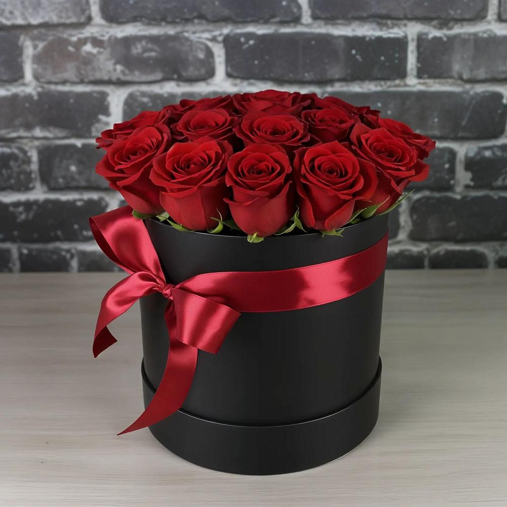 Цветочная композиция из Розы в шляпной коробке в Черноисточинске