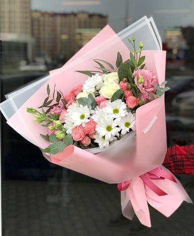 Букет цветов из: Розы, Лизиантусы и Хризантемы в Черноисточинске