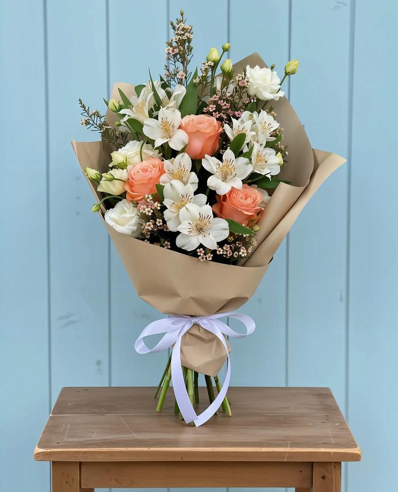 Букет цветов из: Альстромерии, Лизиантусы, Розы и Хризантемы в Черноисточинске