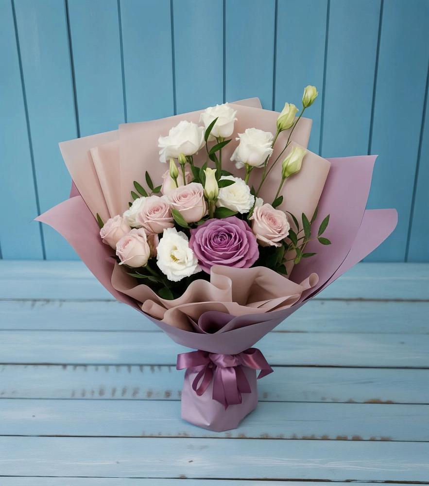 Букет цветов из: Розы и Лизиантусы в Черноисточинске